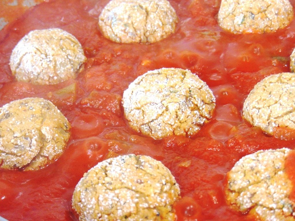 Albóndigas añadidas al sofrito de tomate