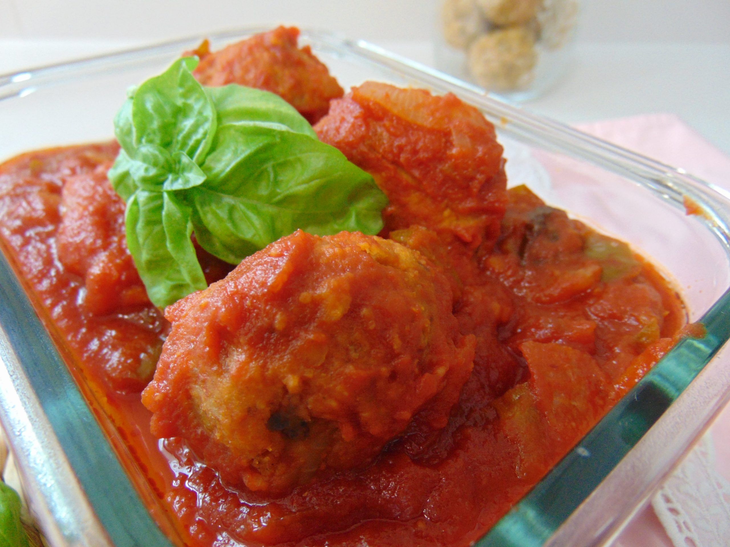 Albóndigas de lentejas rojas con sofrito de tomate