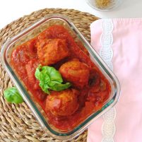 Albóndigas de lentejas rojas con sofrito de tomate