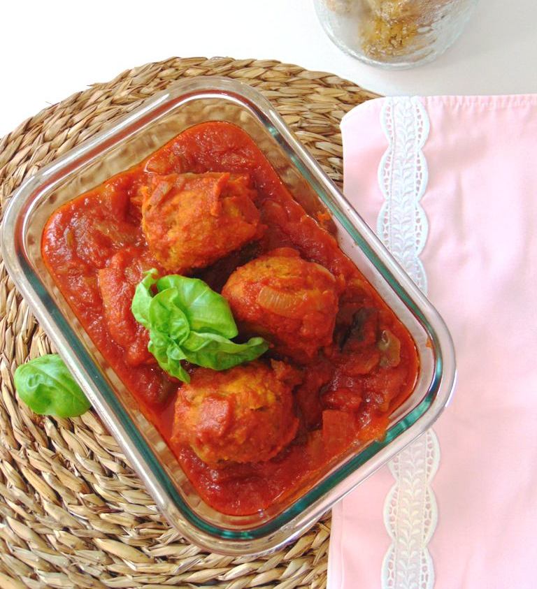 En este momento estás viendo Albóndigas de lentejas rojas con sofrito de tomate