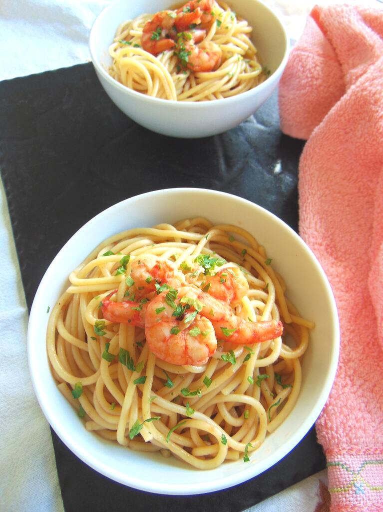 En este momento estás viendo Espaguetis con gambas. Receta de pasta paso a paso