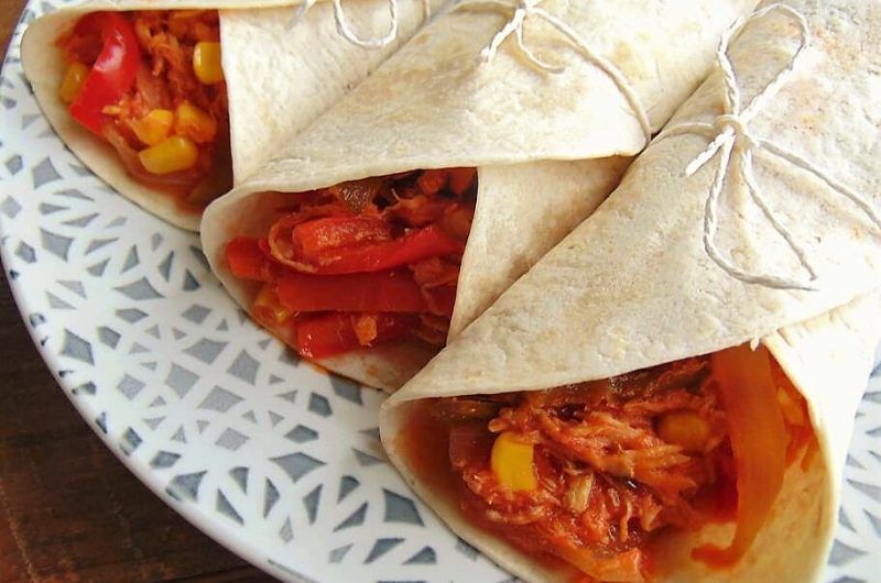 Burritos mexicanos de pollo mechado