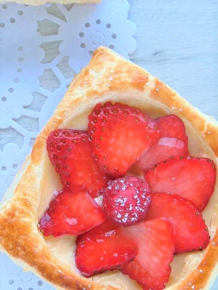 Tartaletas de hojaldre con frutas y crema pastelera