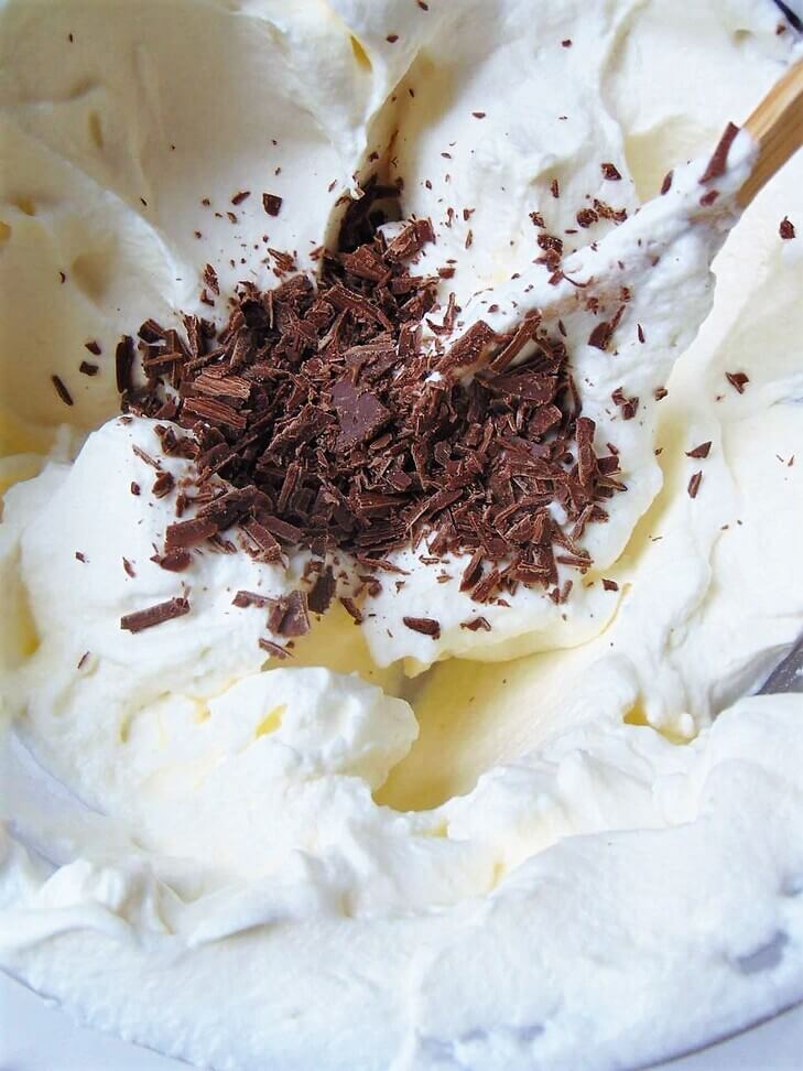 Mezclar trozos de chocolate con la nata montada