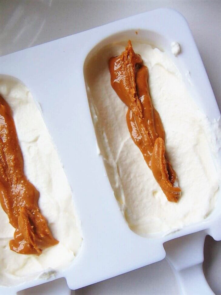 Rellenar los moldes con nata y crema de cacahuete