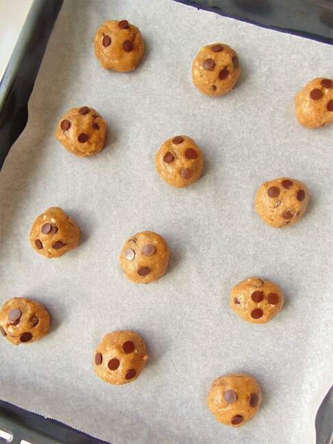 Dar forma a las galletas de avena y chocolate