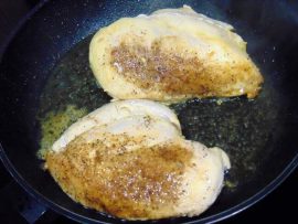 Dorar el pollo en una sartén